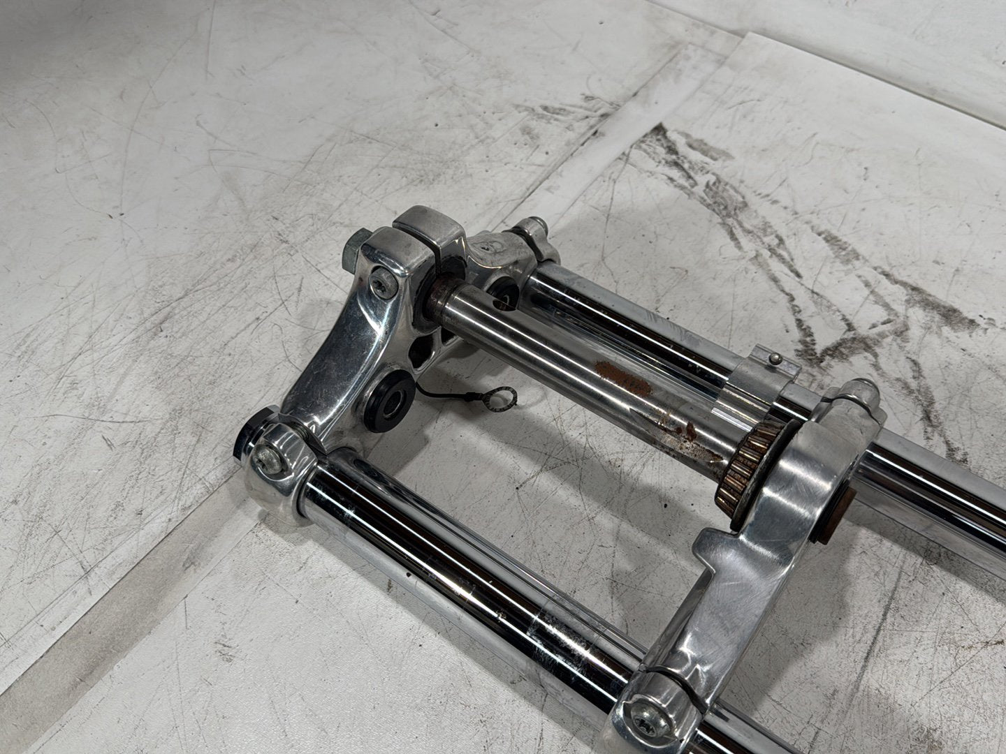 2004 Harley Dyna Super Glide FXDI OEM Front Triple Tree Set & LH RH Fork Legs Sliders
