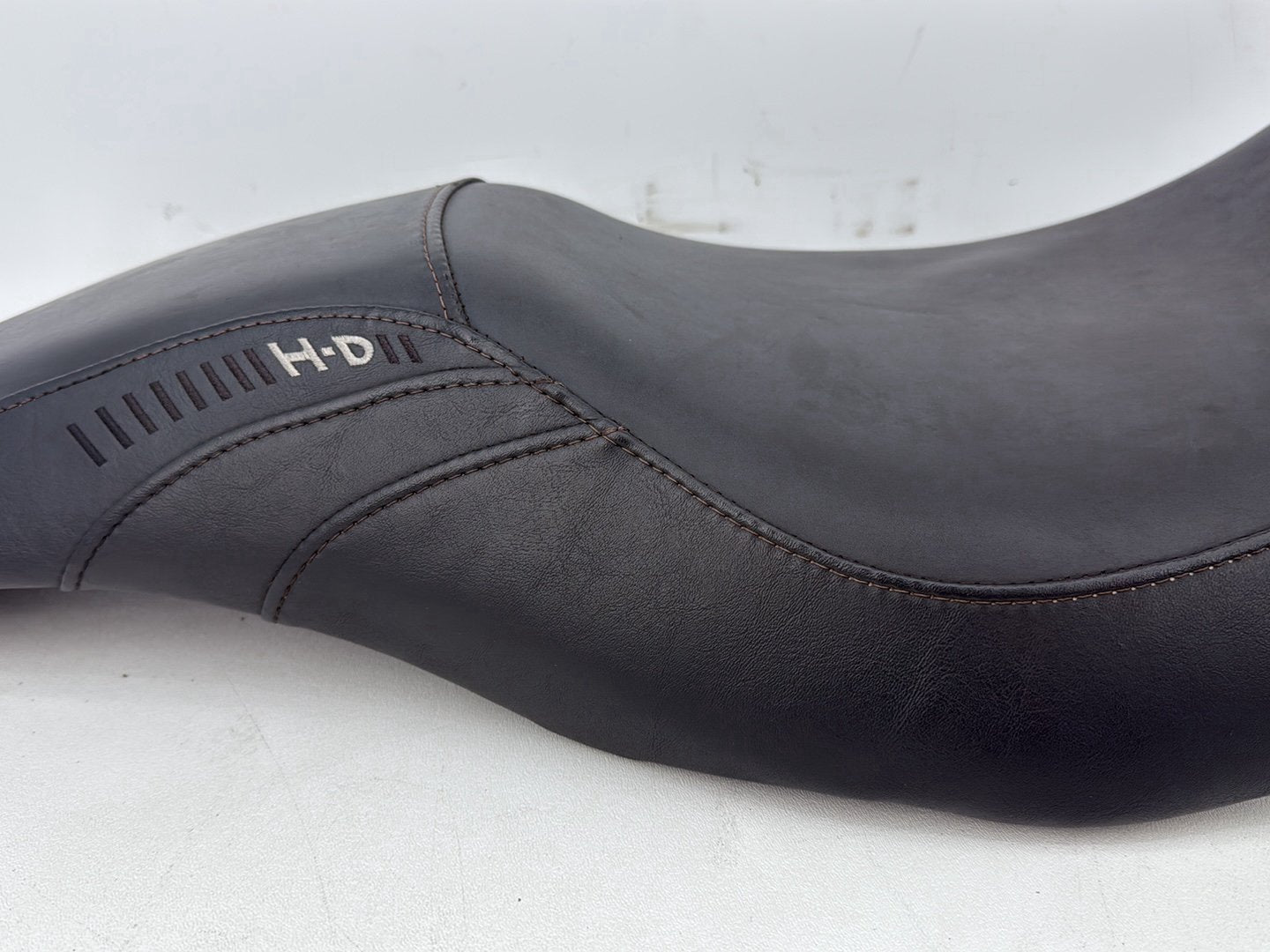 Harley-Davidson Misc  Passenger Rider Driver Seat Saddle 52000071