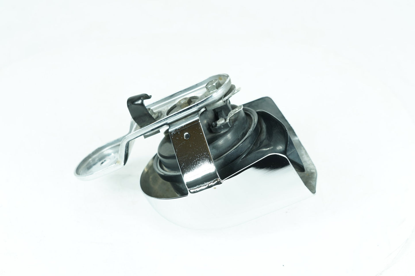 1999 - 2006 Harley-Davidson Softail Deluxe Horn Signal Klaxon Chrome Cover  	69012-93A