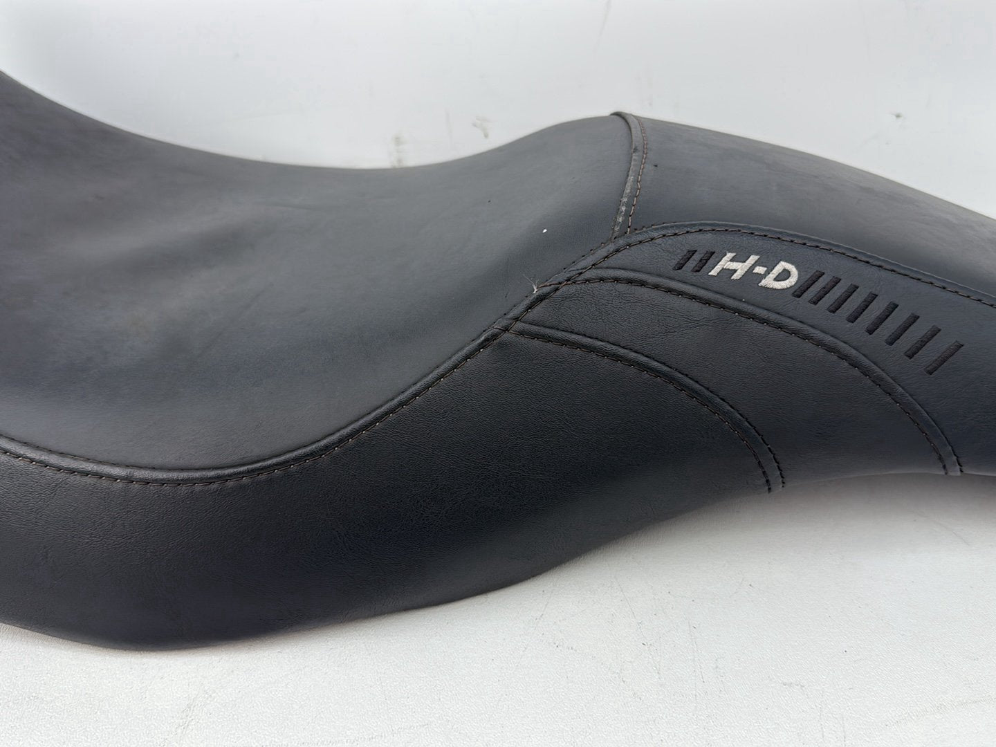 Harley-Davidson Misc  Passenger Rider Driver Seat Saddle 52000071