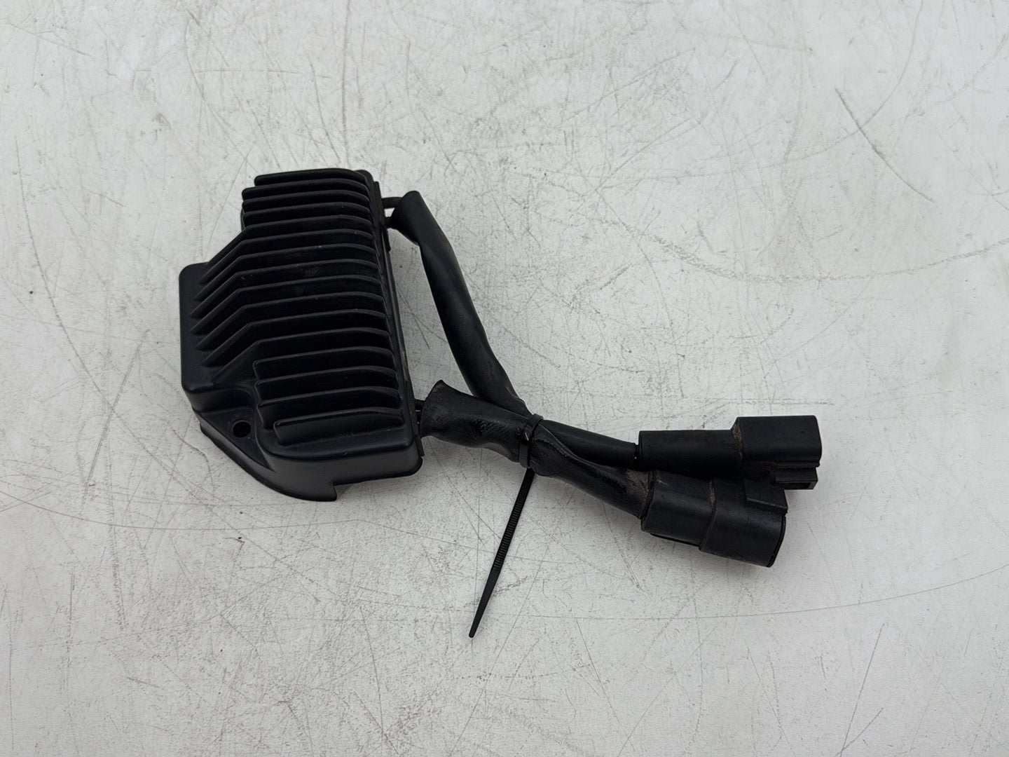 2005 Harley Dyna FXDWG Wide Glide OEM Voltage Regulator Rectifier