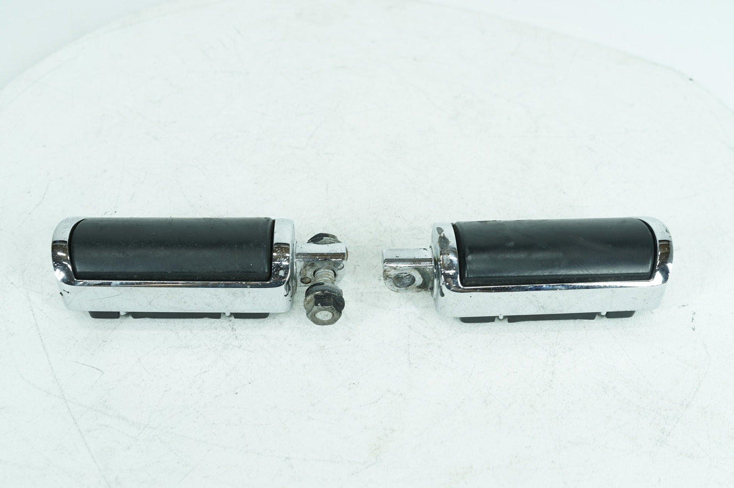 2000 - 2006 Harley-Davidson Softail Deuce Left & Right Step Foot Rest Pegs B07NVXY9VR