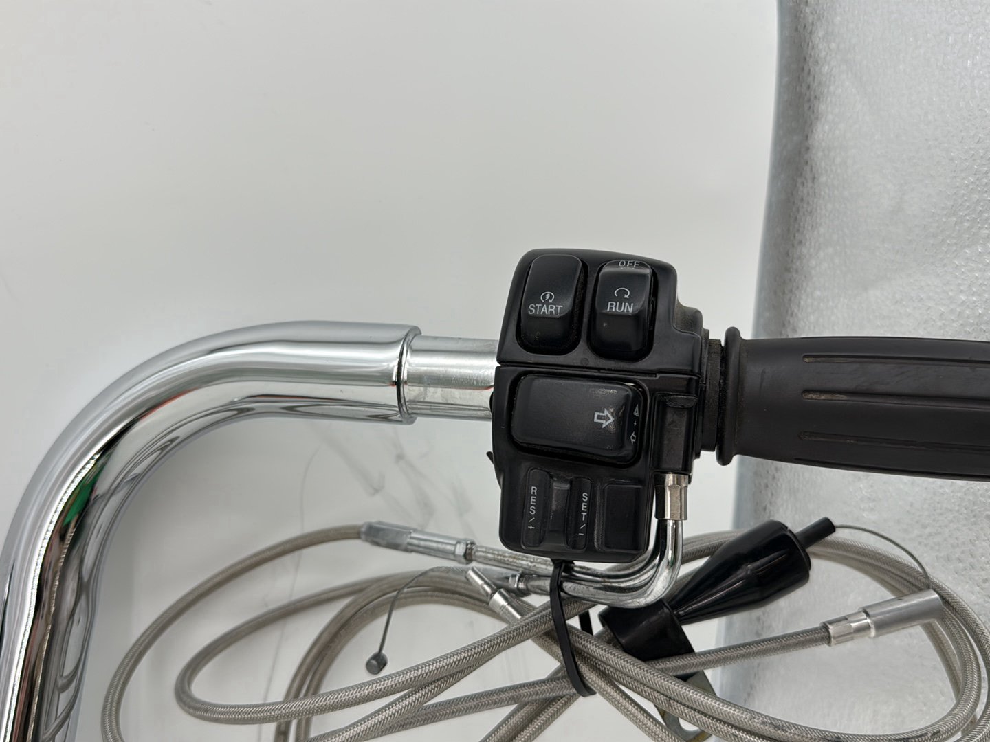 2005 Harley Touring FLHRCI Road King Classic OEM Handlebars Left Right Switches Controls