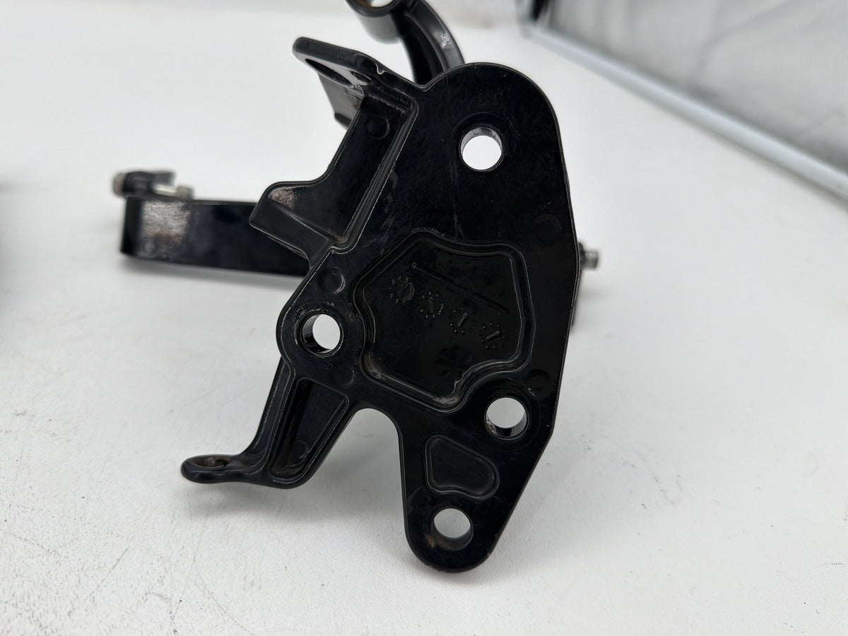 2011 Harley Softail Deluxe FLSTN OEM Left Right Footboard Foot Rest Brackets