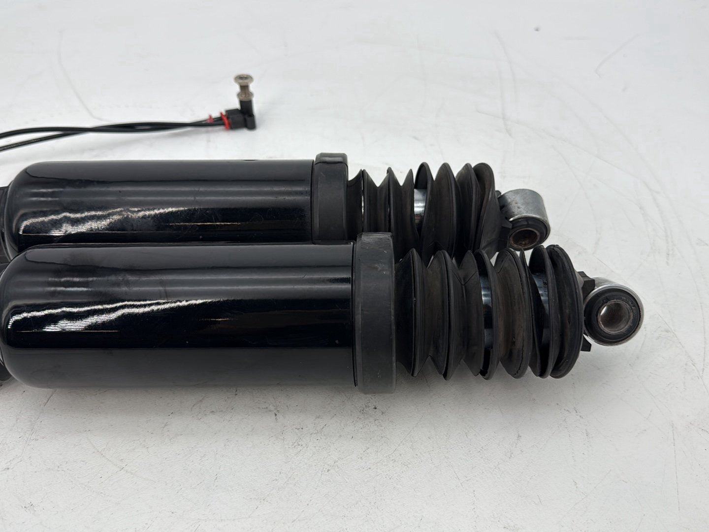 1999 - 2006 Harley-Davidson Touring CVO Screamin Eagle Road King Rear Left Right Shock Absorbers 54565-97C