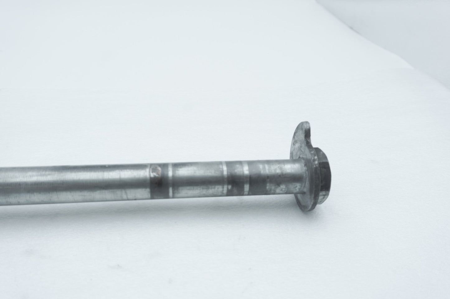 2012 - 2016 Harley-Davidson Touring Road Glide Rear Wheel Axle Bolt Shaft 41056-09