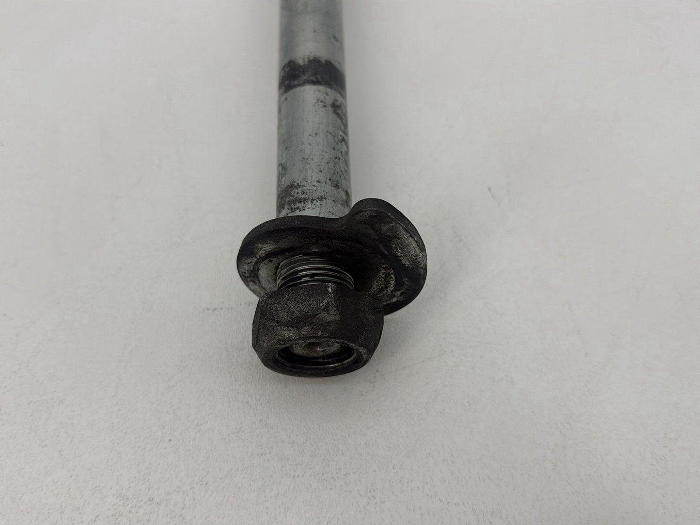 2007 - 2011 Harley-Davidson Touring Street Glide Rear Wheel Axle Bolt Shaft 41056-09