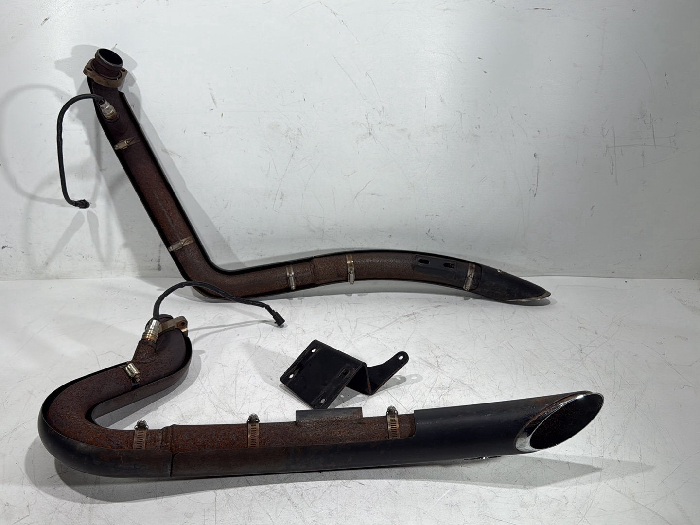 2008 Harley Dyna Fat Bob FXDF Exhaust Header Pipes Vance & Hines w/ Bracket