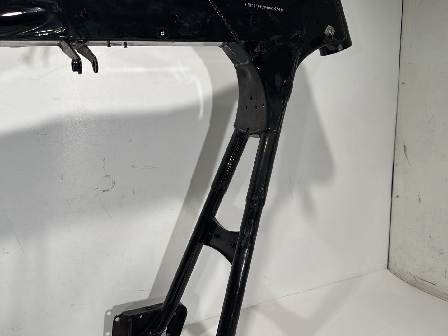1999 - 2006 Harley-Davidson Touring Road King Custom Body Main Frame Chassis CLN CLR  	47900-02A