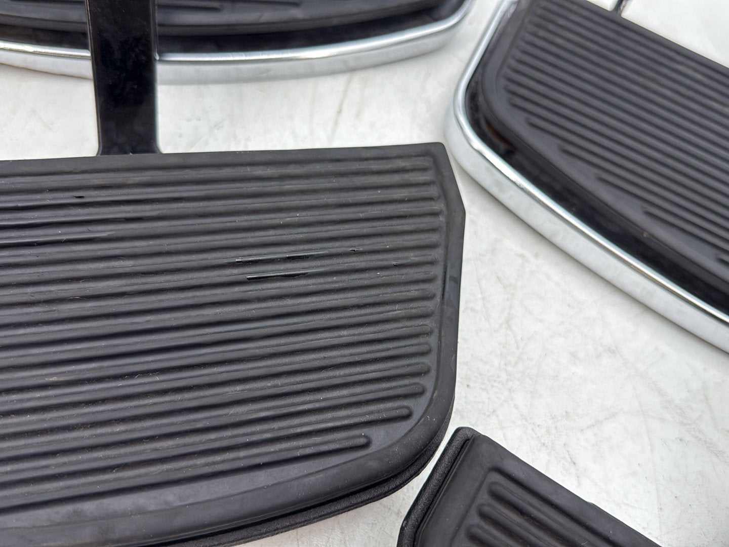 2007 Harley Touring FLHTCU Electra Glide Ultra OEM Left Right Driver & Pass Floorboard Foot Rest