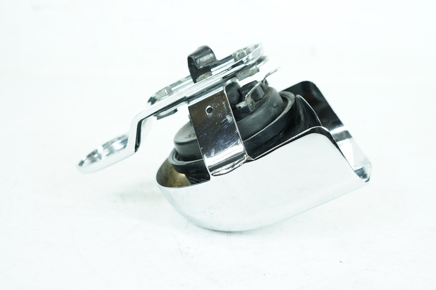 2000 - 2006 Harley-Davidson Softail Heritage Classic Horn Signal Klaxon Chrome Cover 69012-93A