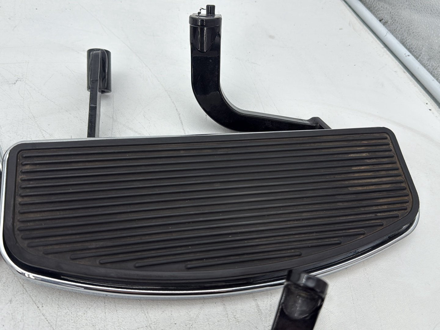 2013 Harley Electra Glide Touring Ultra FLHTCUI OEM Left Right Driver & Pass Floorboard Foot Rest