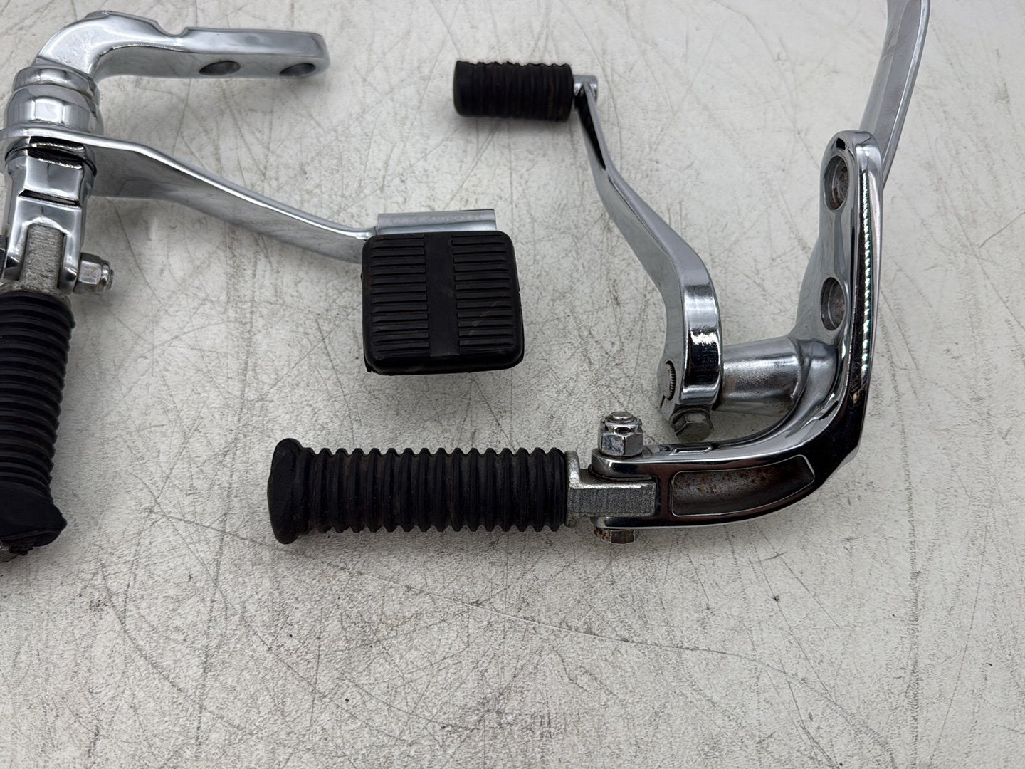 2007 Harley Dyna Street Bob FXDBI OEM Left Right Foot Brake Control Pegs