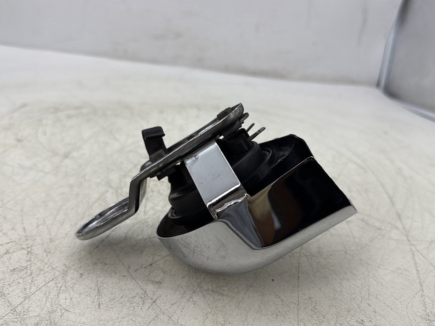2012 Harley Dyna Super Glide Custom FXDCI OEM Horn Signal Klaxon Chrome Cover