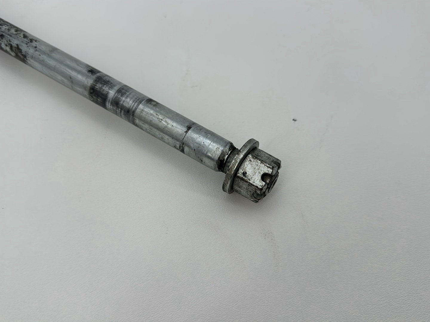 1999 - 2006 Harley-Davidson Dyna Wide Glide Rear Wheel Axle Bolt Shaft 41114-90