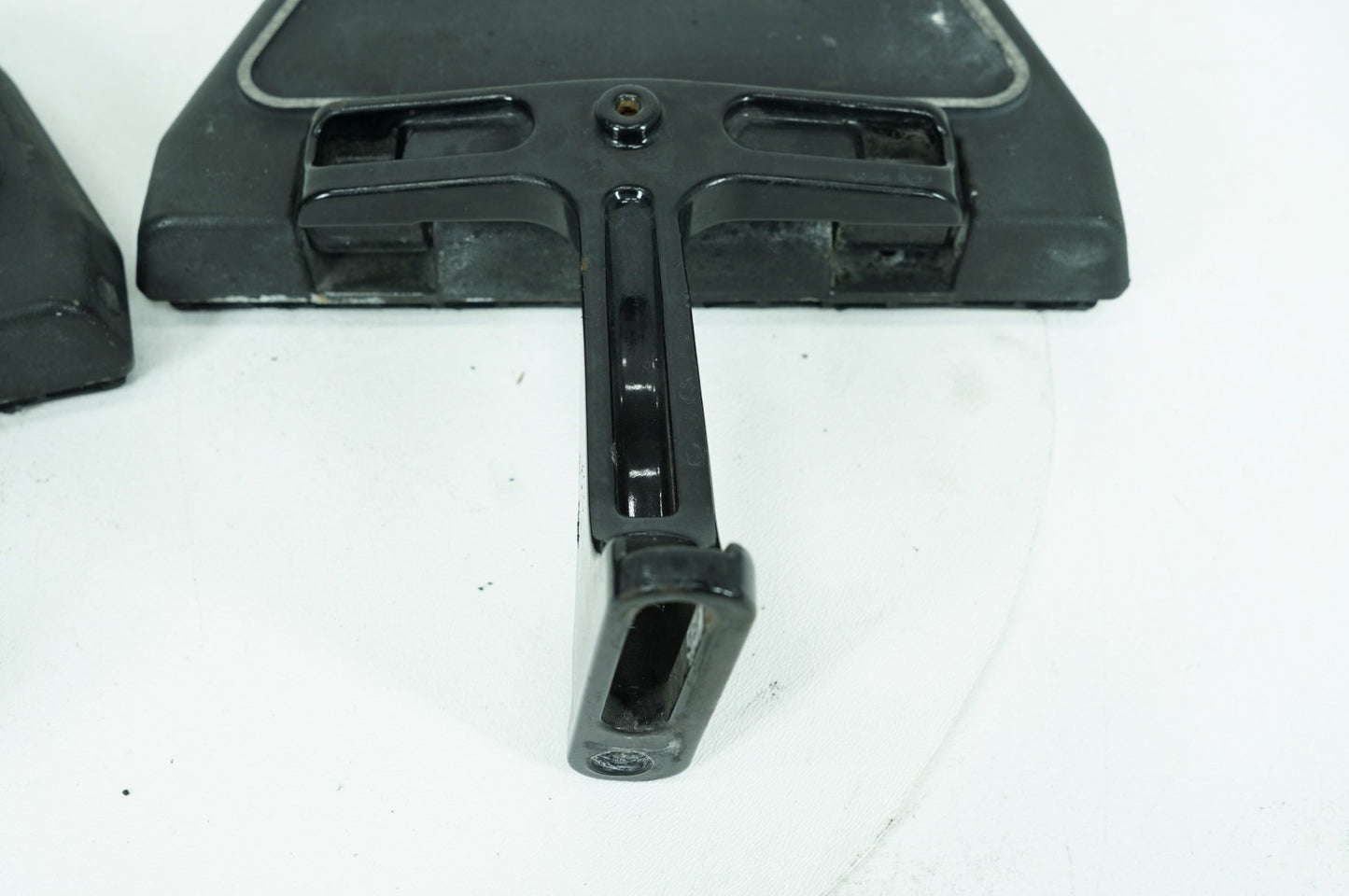 2007 - 2013 Harley-Davidson Touring Electra Glide Classic Left & Right Passenger Floorboard Foot Rest 50613-91A