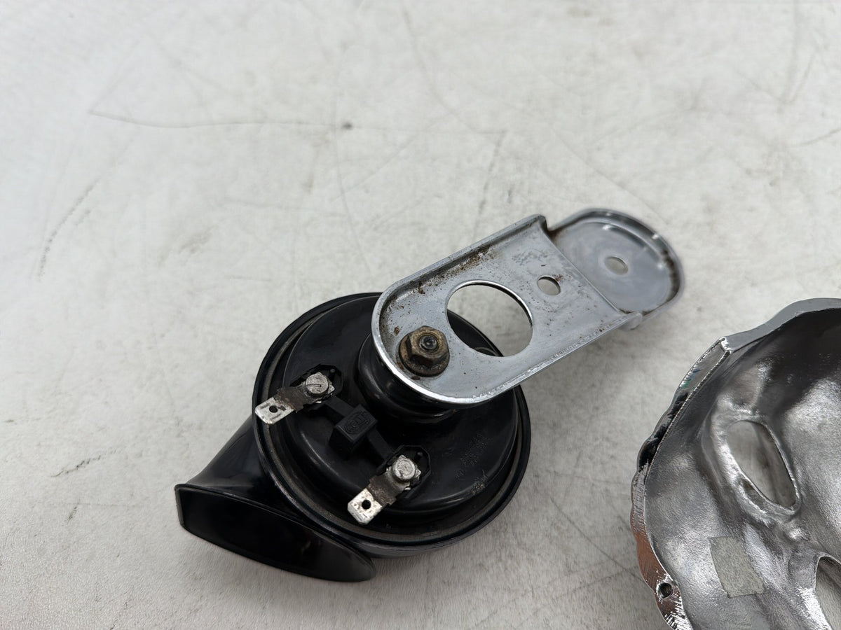 2004 Harley Electra Glide CVO Screamin Eagle Signal Horn Klaxon Beep SKULL Cover