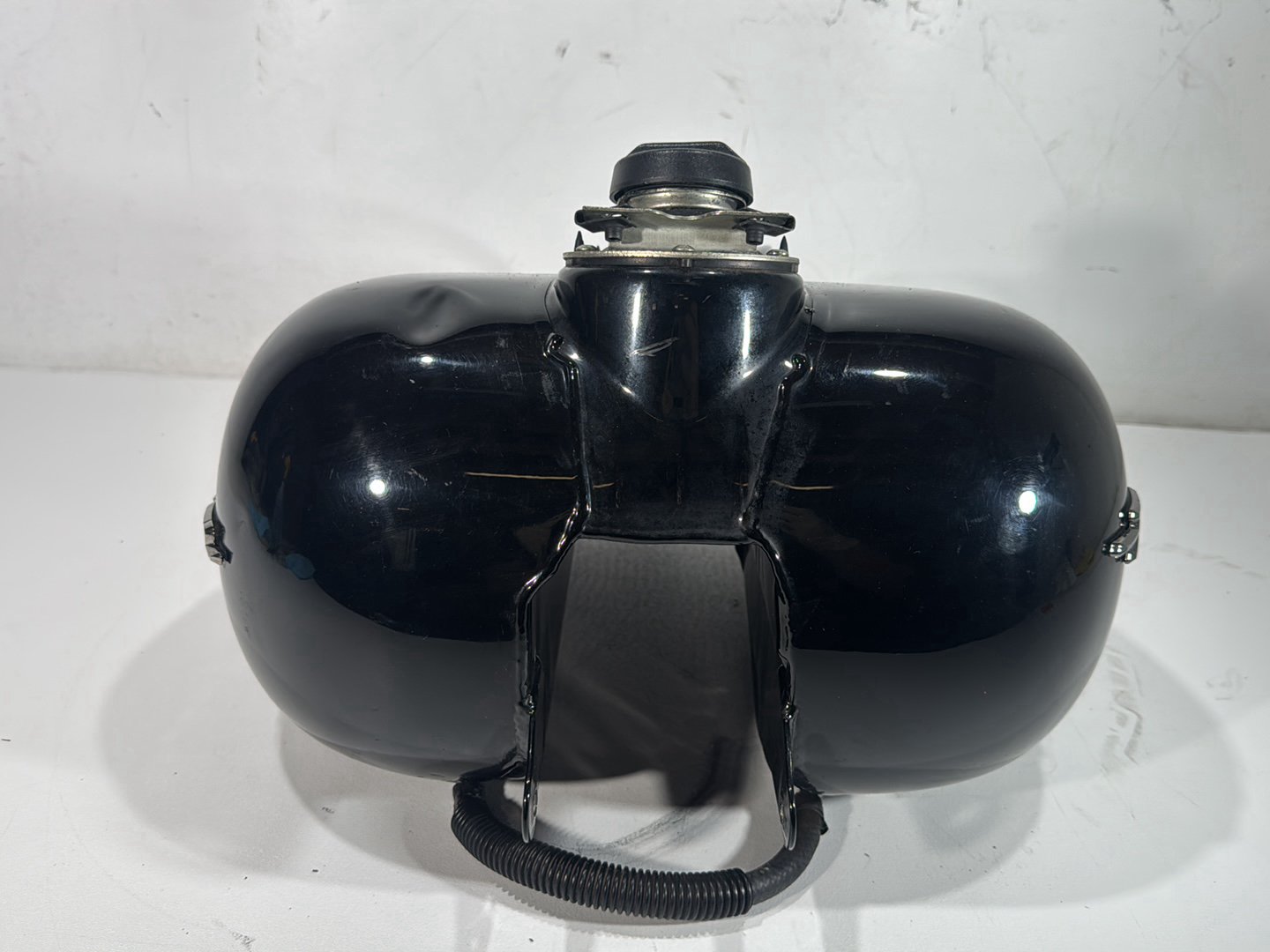 2007 Harley Street Glide Touring FLHX OEM Fuel Gas Tank Gasoline Reservoir