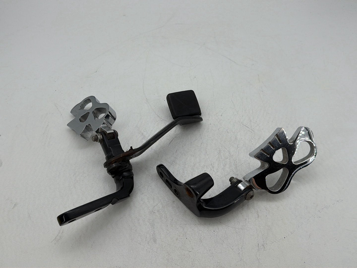 2009 Harley Dyna Street Bob FXDB OEM Left Right Foot Brake Control Pegs