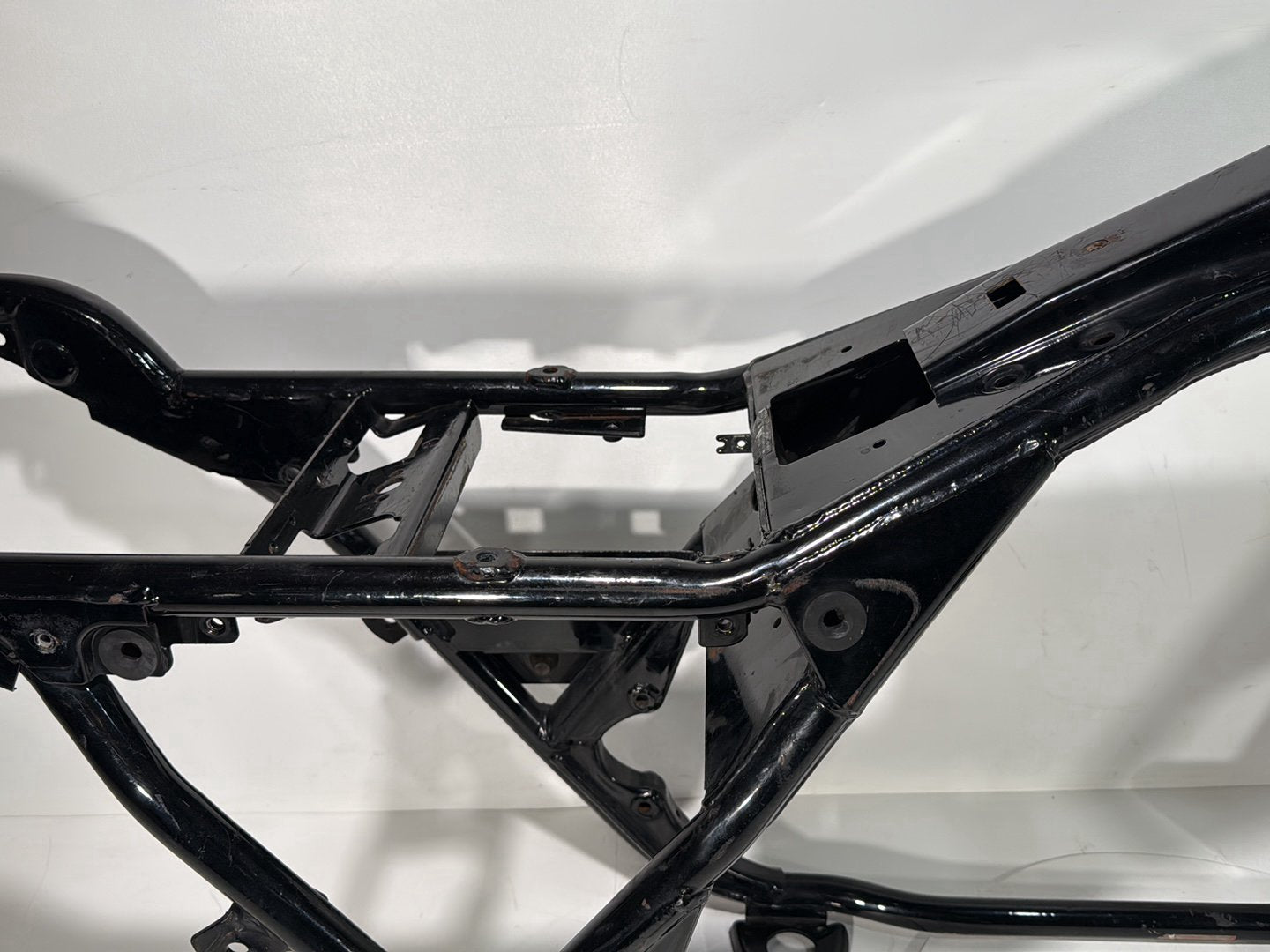 1999 - 2006 Harley-Davidson Touring Electra Glide Body Main Frame Chassis CLN CLR 	47900-02A