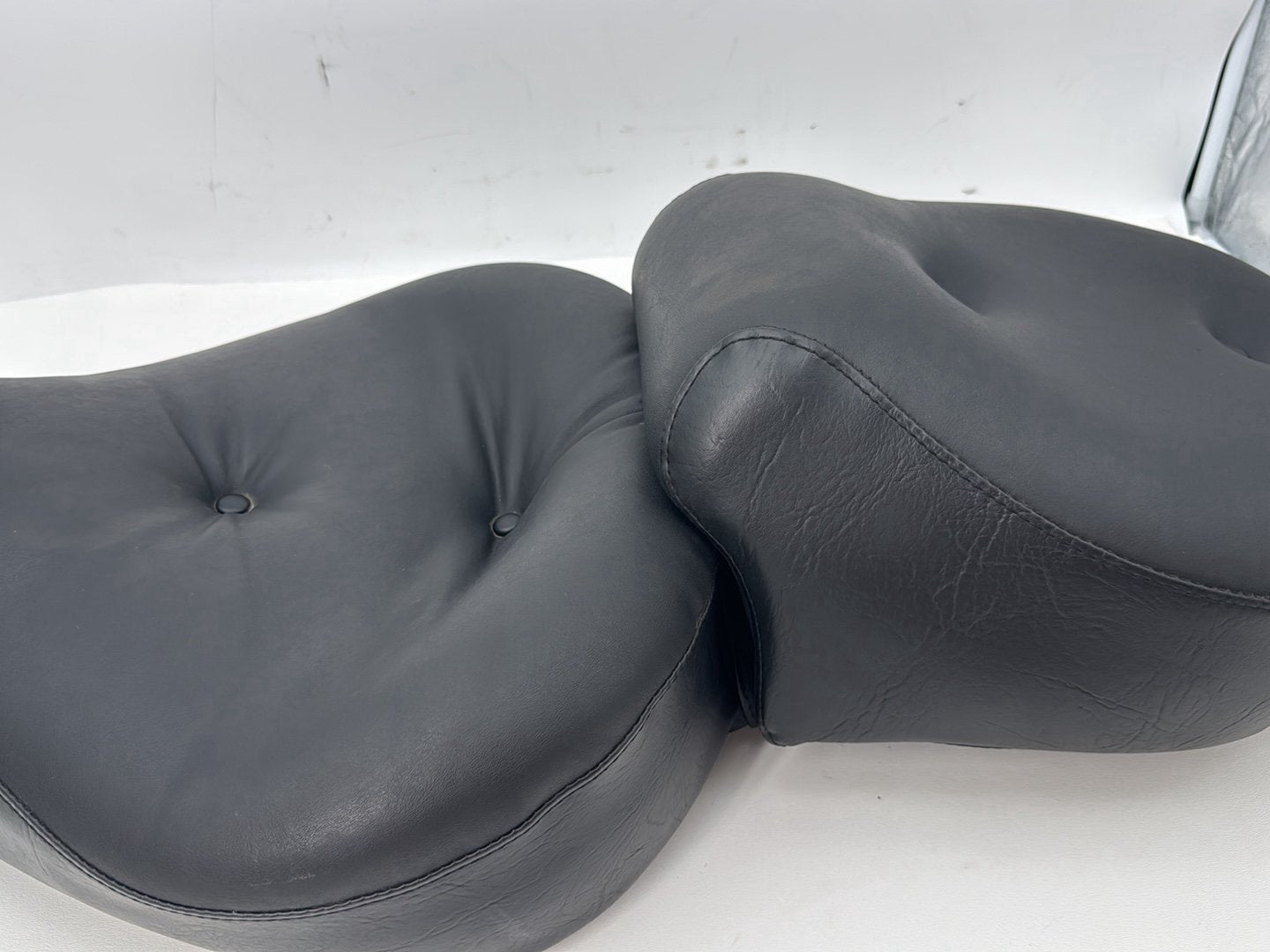 1999 - 2006 Harley-Davidson Dyna Wide Glide Passenger Rider Driver Seat Saddle MUSTANG