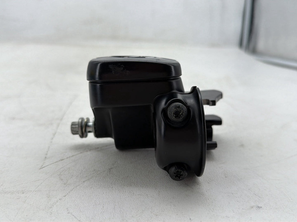09 Harley Dyna Street Bob FXDB Front Right Brake Master Cylinder 11/16 in. bore