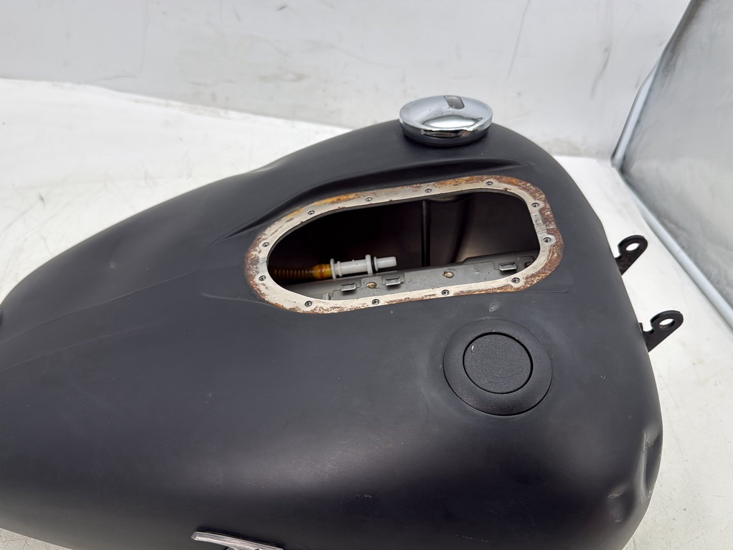 2007 Harley Dyna Street Bob FXDBI OEM Fuel Gas Tank Gasoline Reservoir