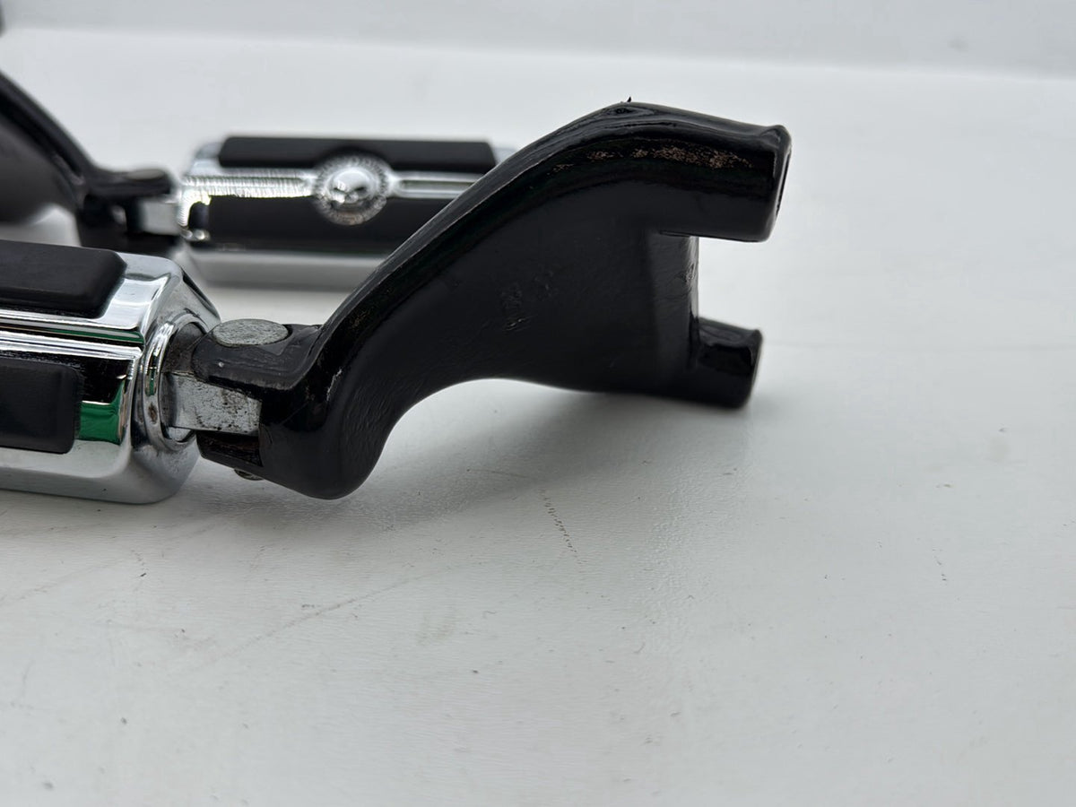 09 Harley Sportster XL1200C 1200 Passenger Left & Right Foot Pegs Willie G Skull