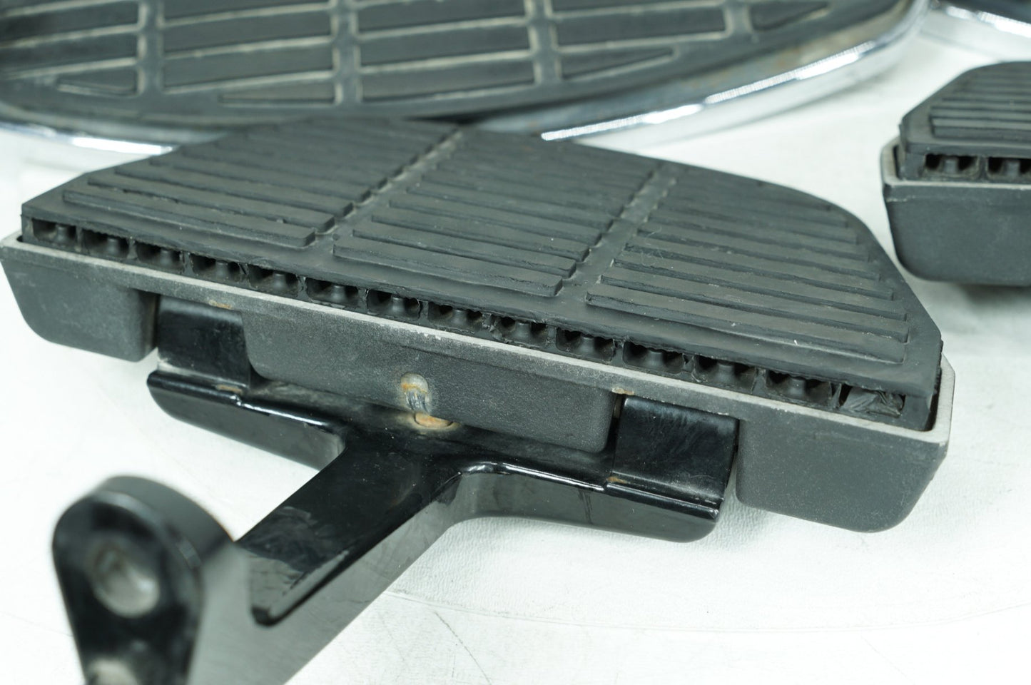 1999 - 2006 Harley-Davidson Touring Electra Glide Left Right Driver & Pass Floorboard Foot Rest 50606-86A