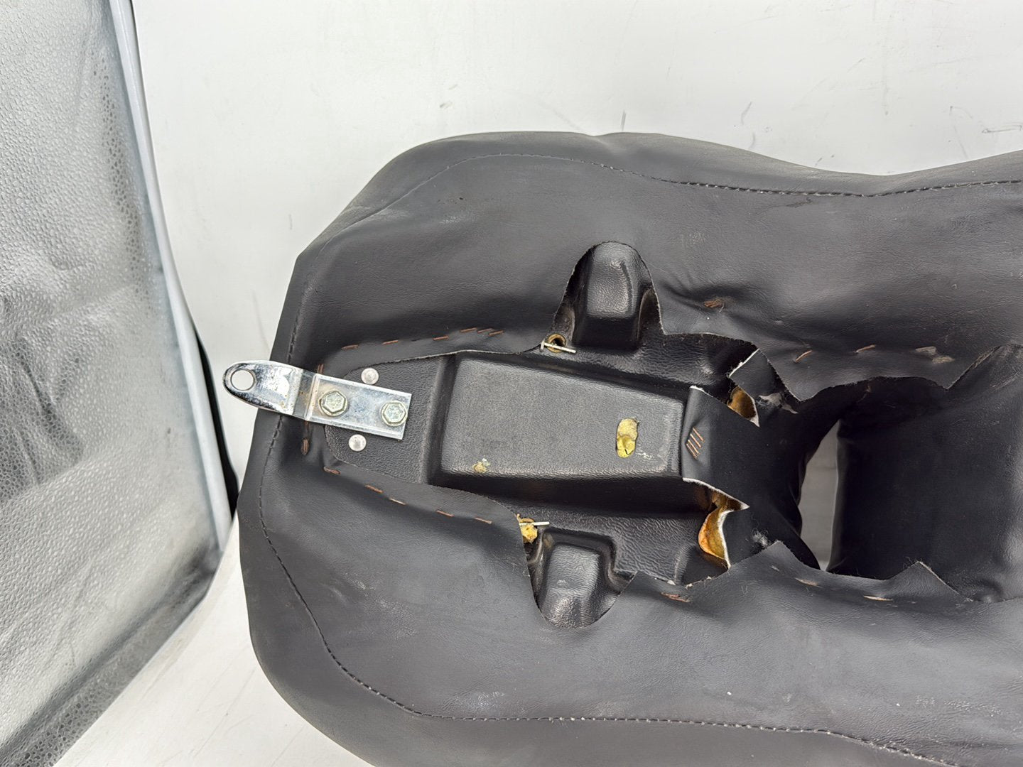 2005 Harley Electra Glide Touring Ultra FLHTCUI OEM Passenger Rider Driver Seat Saddle