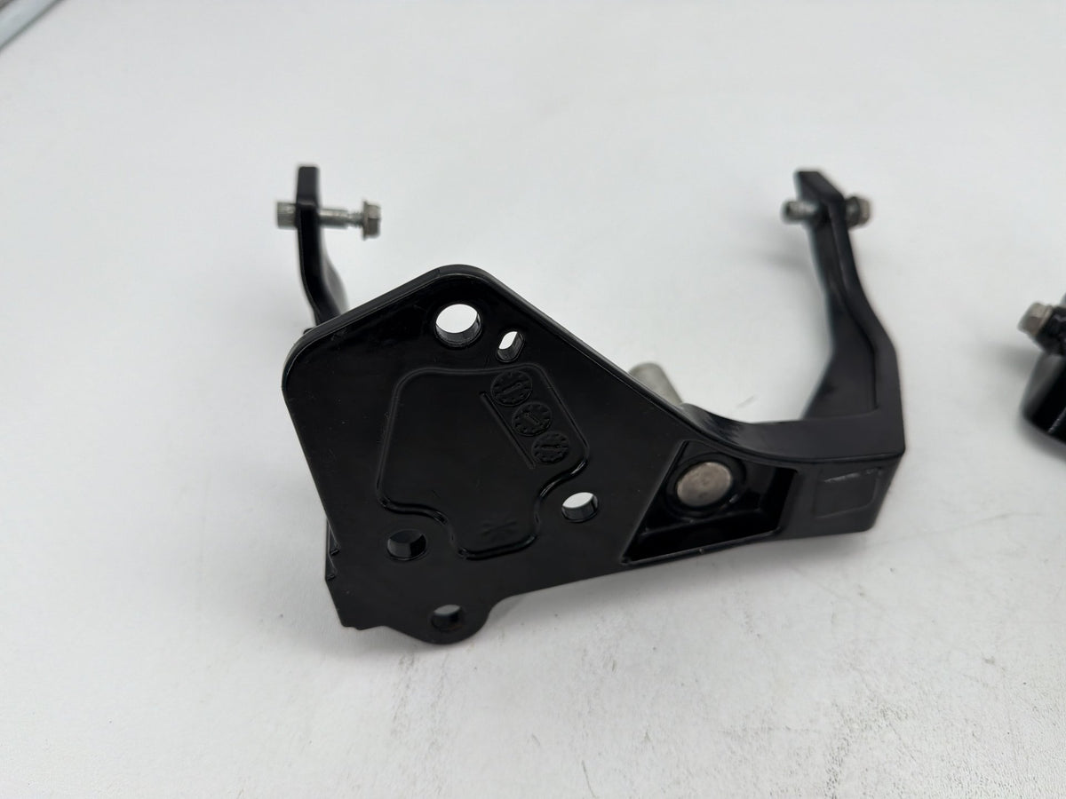 2011 Harley Softail Deluxe FLSTN OEM Left Right Footboard Foot Rest Brackets