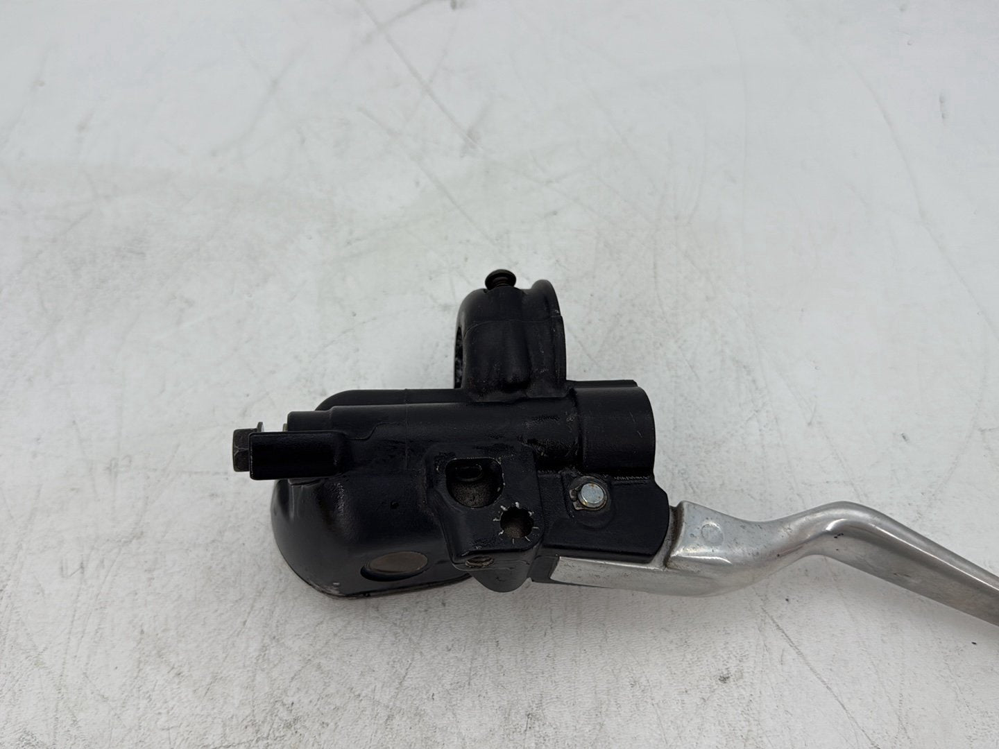 2009 Harley Sportster 883 XL883L Front Right Brake Lever Master Cylinder SCRATCHED