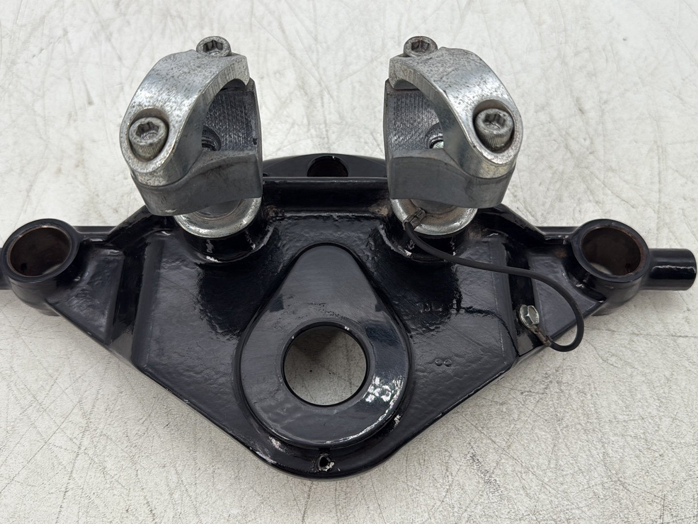 2004 Harley Road King Touring Custom FLHRSI OEM Front Fork Upper Triple Tree Bracket