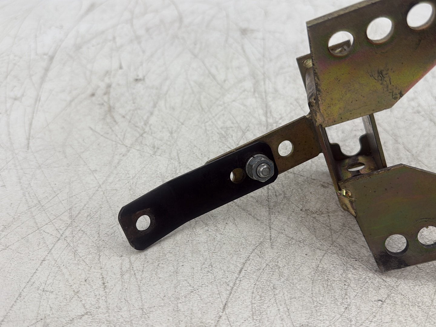 2004 Harley Road King Touring Custom FLHRSI OEM Driver Rider Backrest Bracket Mount 52589-09A