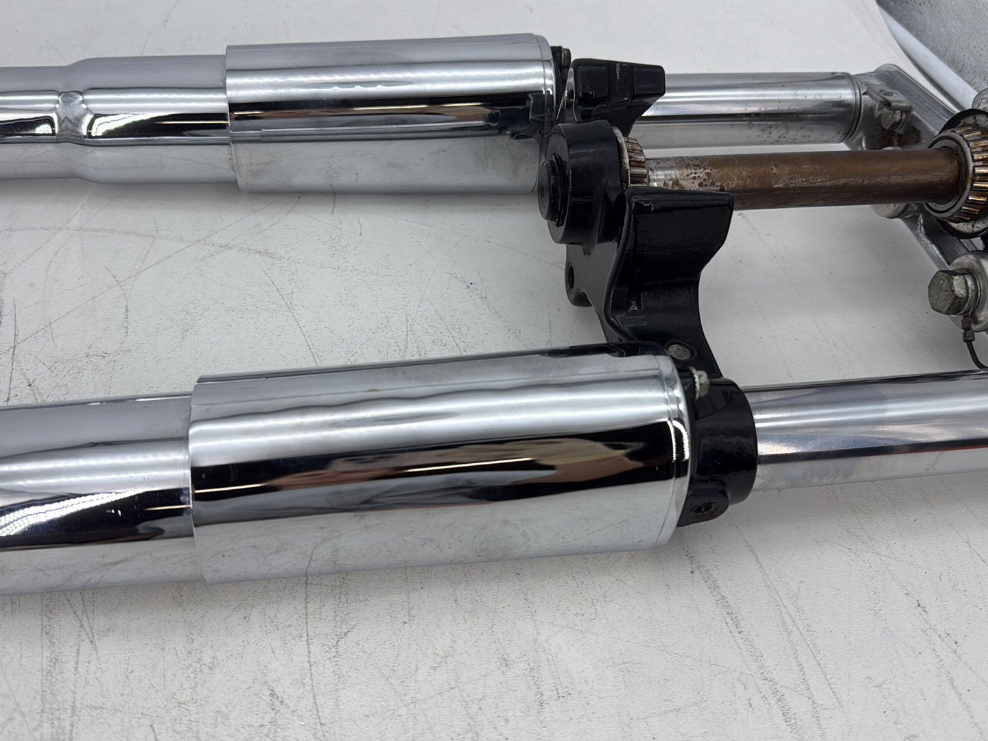 2006 Harley Softail FLSTCI Heritage Classic OEM Front Triple Tree Set & LH RH Fork Legs Sliders