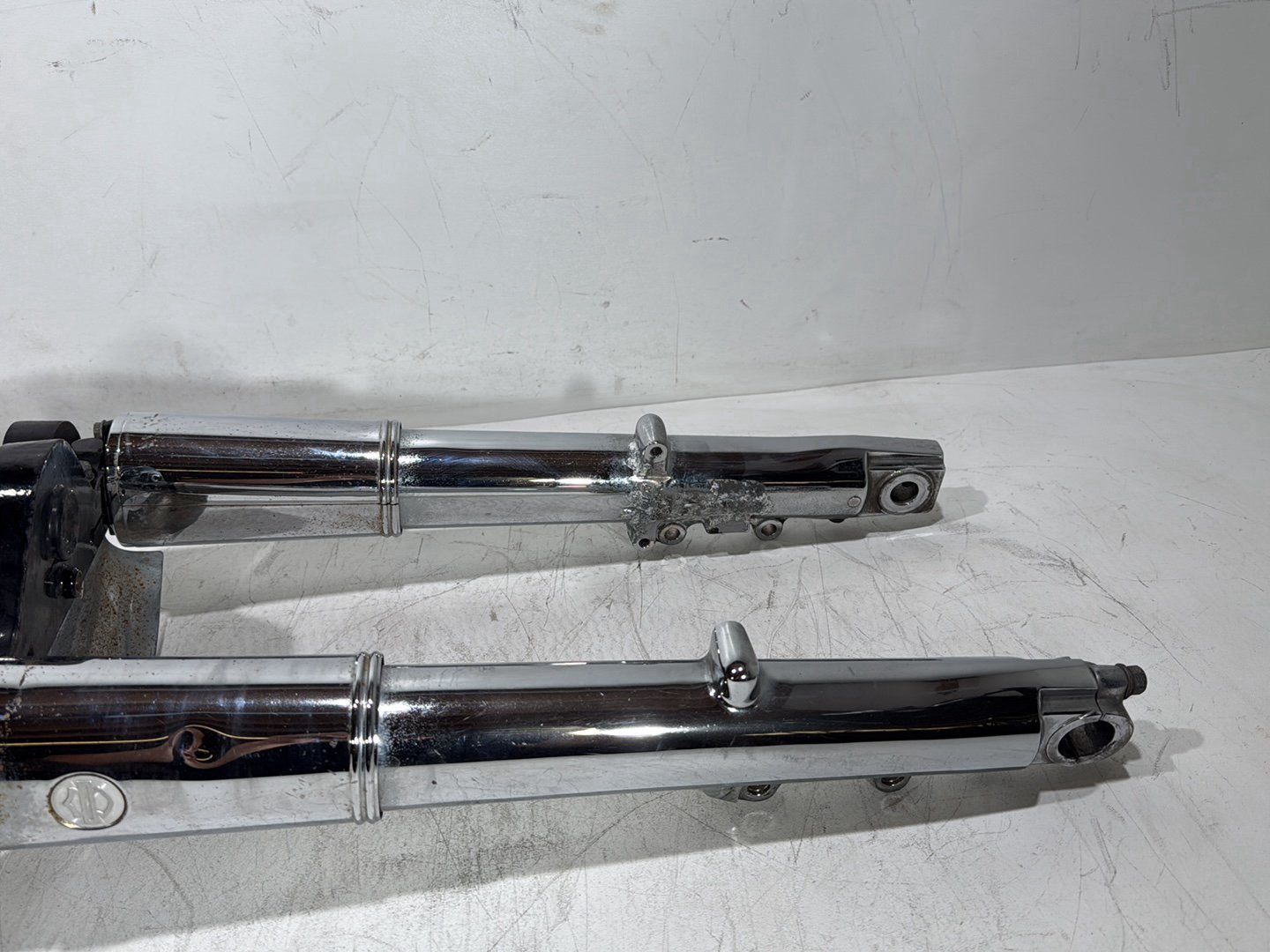 2006 Harley Touring FLHTCI Electra Glide Classic OEM Front Triple Tree Set & LH RH Fork Legs Sliders