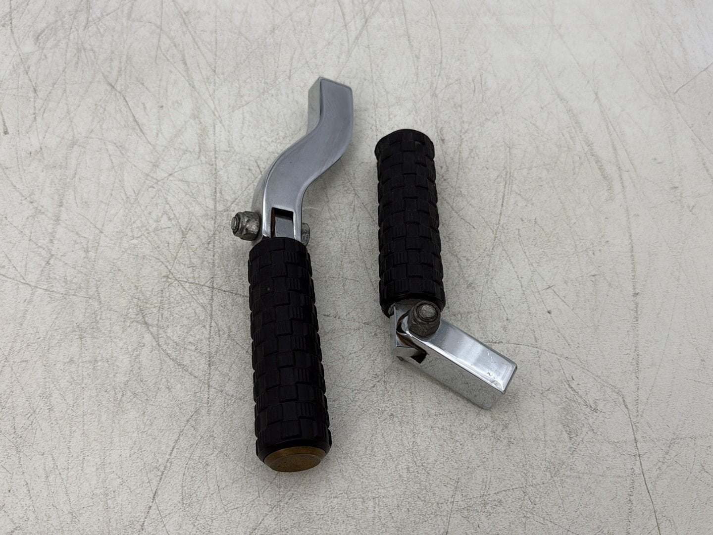2004 Harley Dyna Super Glide FXDI OEM Passenger Left & Right Foot Pegs
