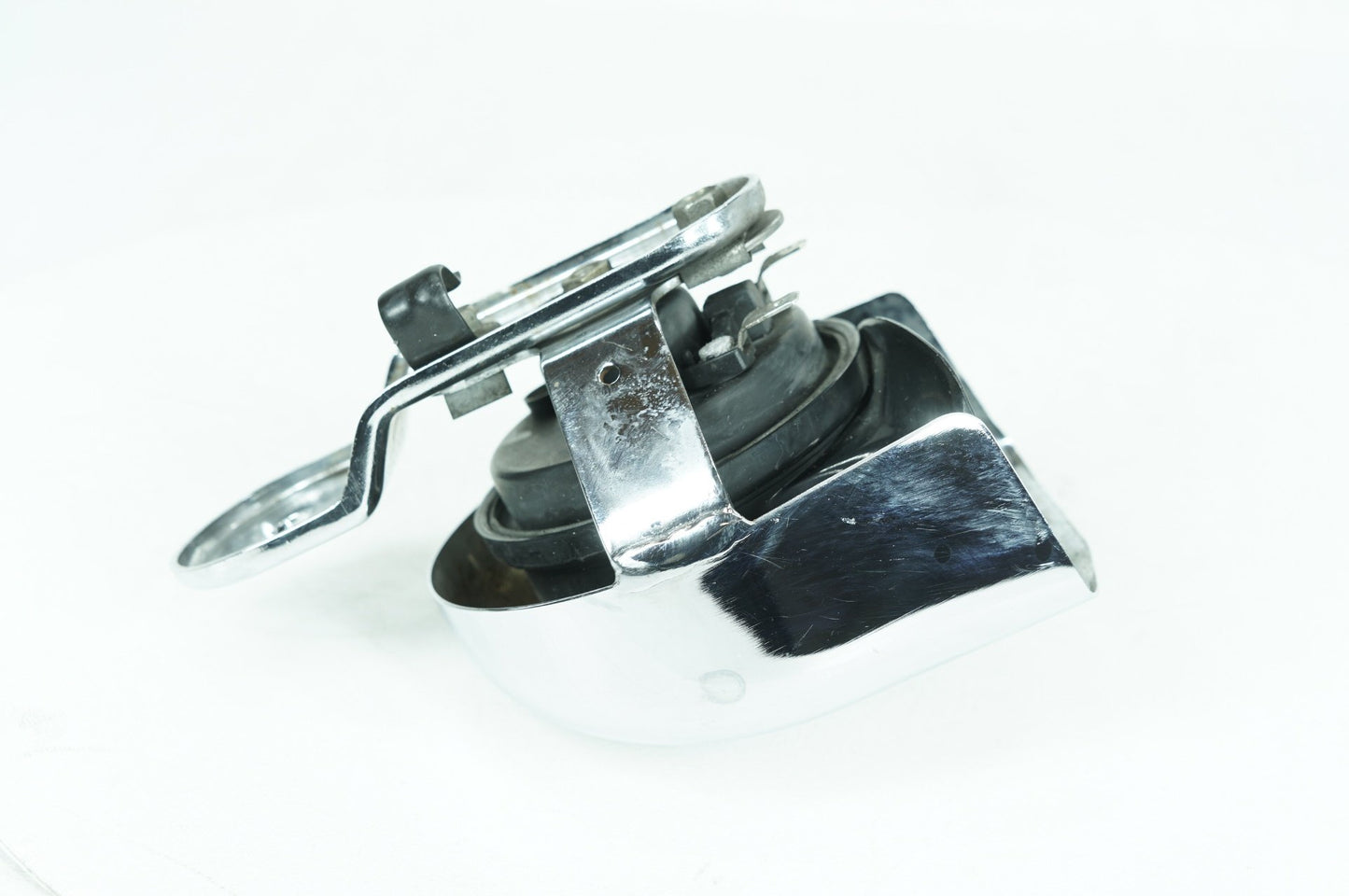 1999 - 2006 Harley-Davidson Softail Heritage Classic Horn Signal Klaxon Chrome Cover 69012-93A