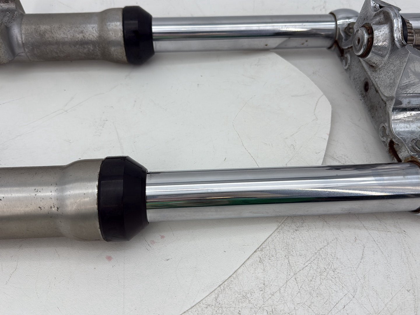 2005 Harley Dyna FXDWG Wide Glide OEM Front Triple Tree Set & LH RH Fork Legs Sliders