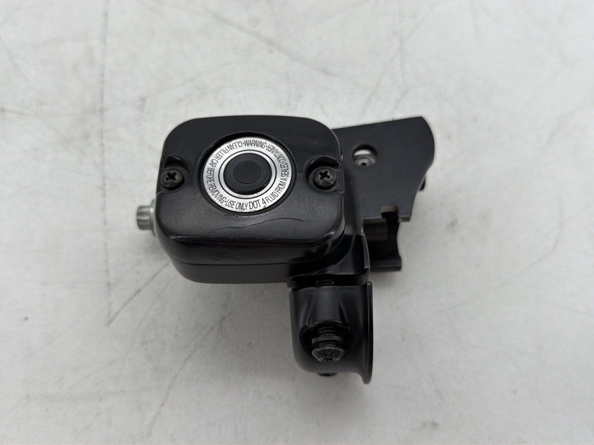 09 Harley Dyna Street Bob FXDB Front Right Brake Master Cylinder 11/16 in. bore
