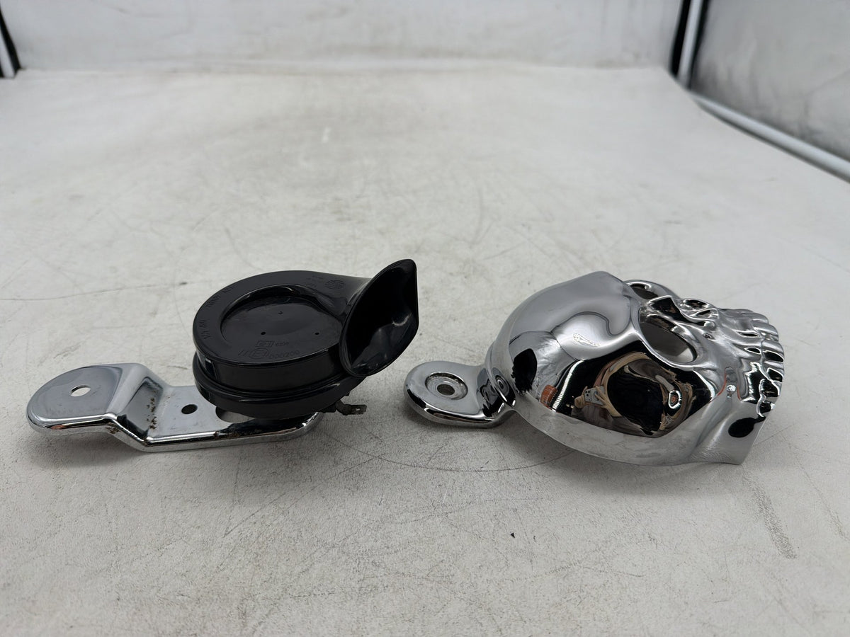 2004 Harley Electra Glide CVO Screamin Eagle Signal Horn Klaxon Beep SKULL Cover