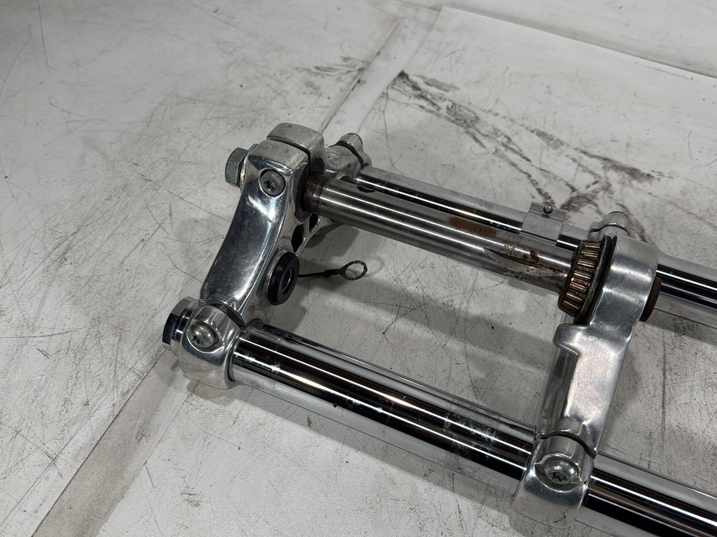 2004 Harley Dyna Super Glide FXDI OEM Front Triple Tree Set & LH RH Fork Legs Sliders