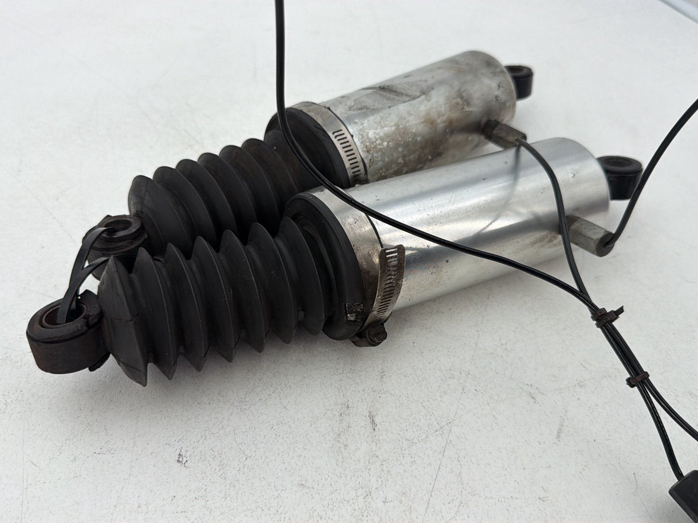 1984 - 1998 Harley-Davidson Touring Electra Glide Classic Rear Left Right Shock Absorbers Progressive Suspension