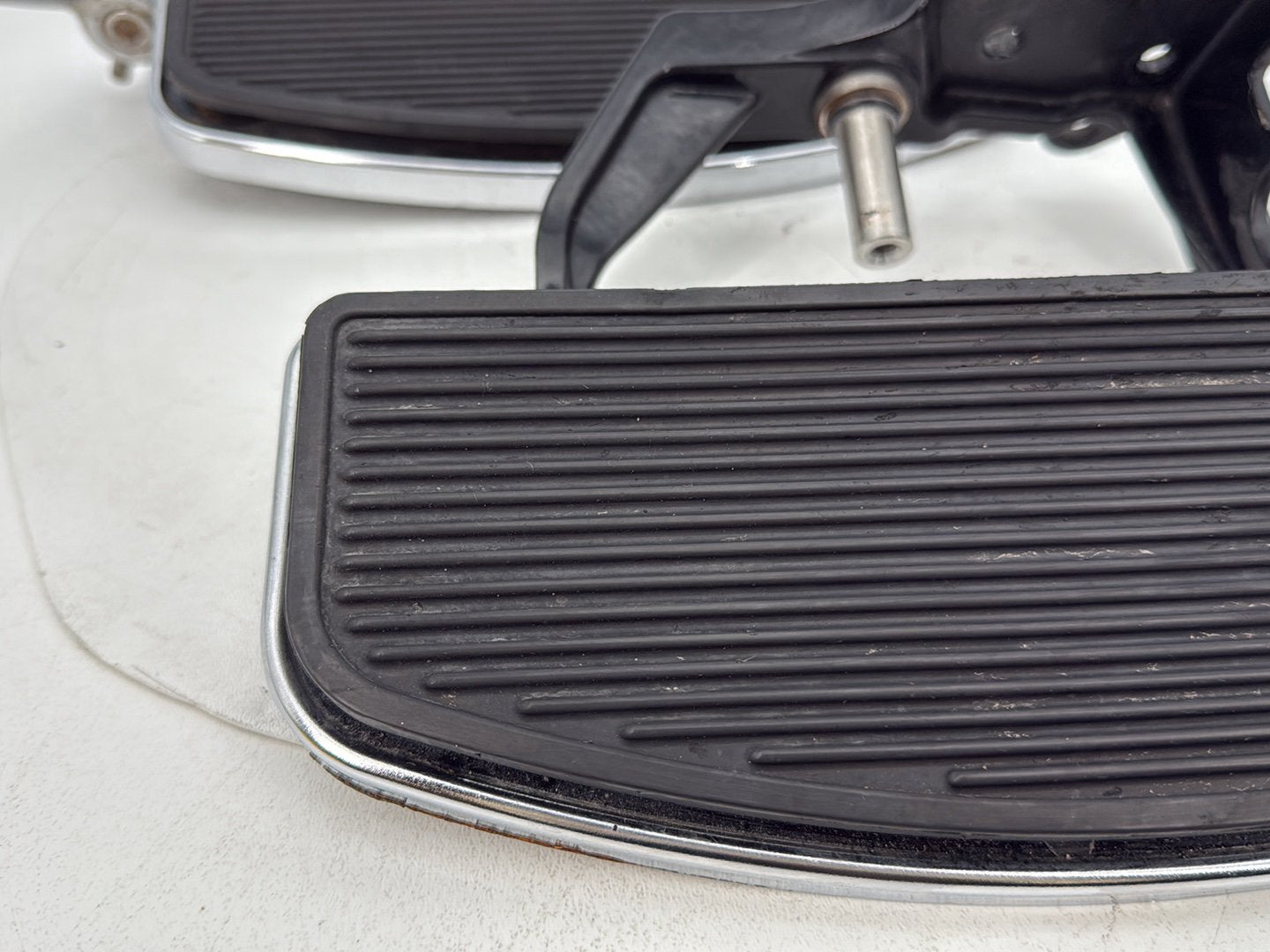 1999 - 2006 Harley-Davidson Softail Heritage Left Right Driver Floorboard Foot Rest 42431-00A