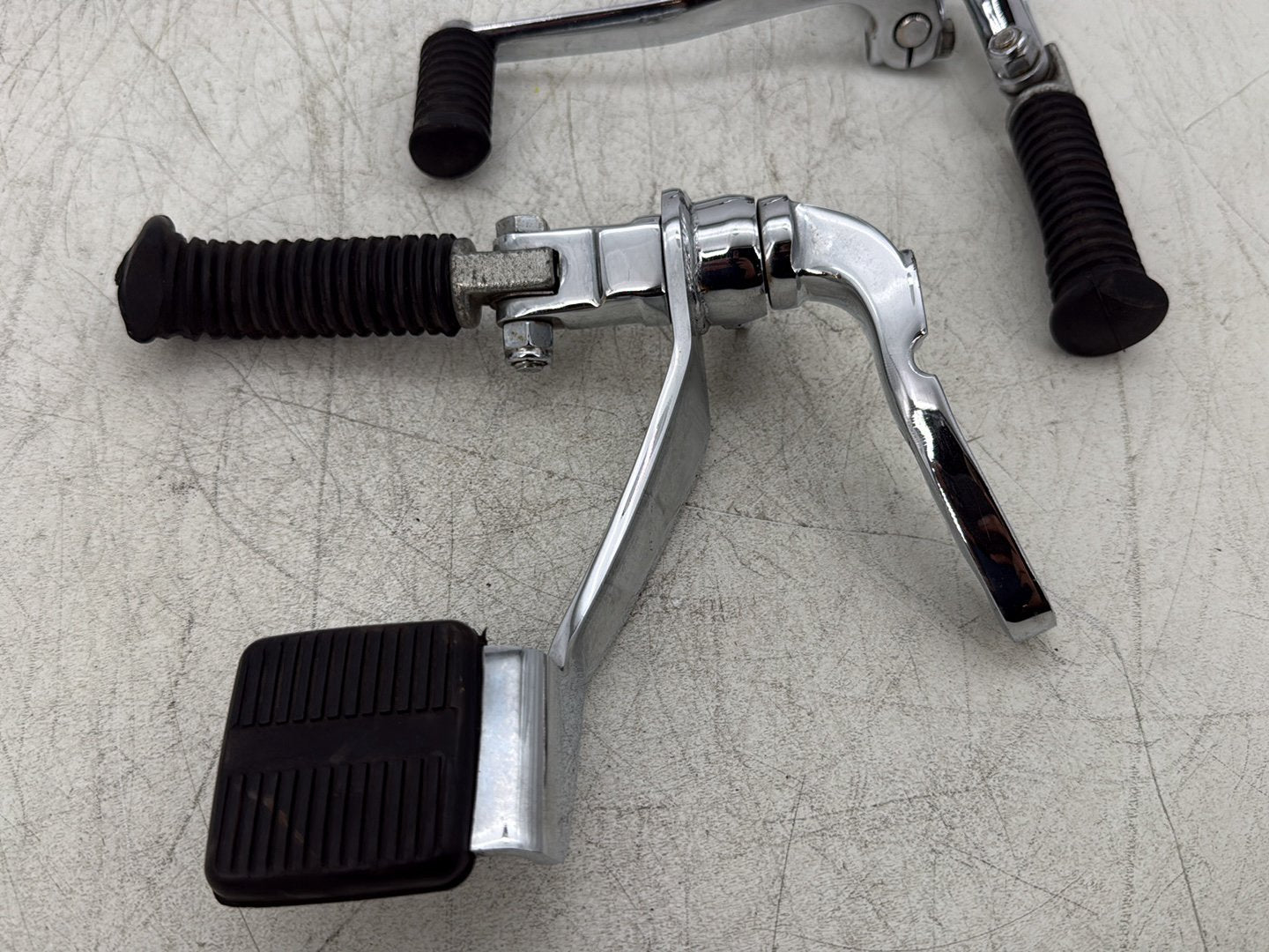 2007 Harley Dyna Street Bob FXDBI OEM Left Right Foot Brake Control Pegs