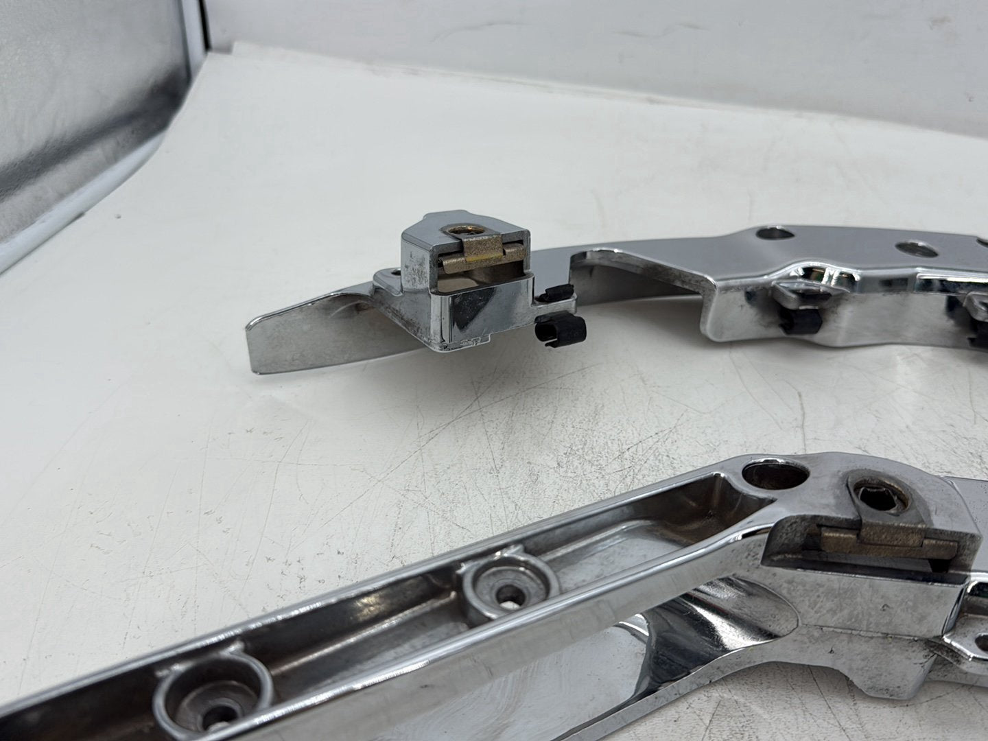2014 Harley Street Glide Touring FLHXS OEM Left Right Saddlebag Fender Struts Brackets