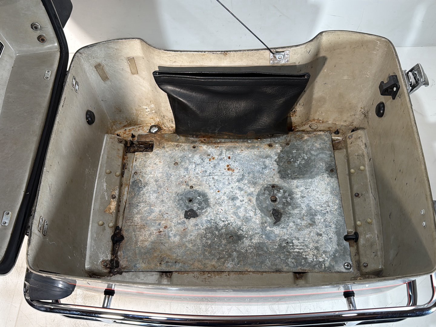 1984 - 1998 Harley-Davidson Touring Electra Glide Classic Rear Tour Pak Trunk Luggage Box NOKey 53275-90