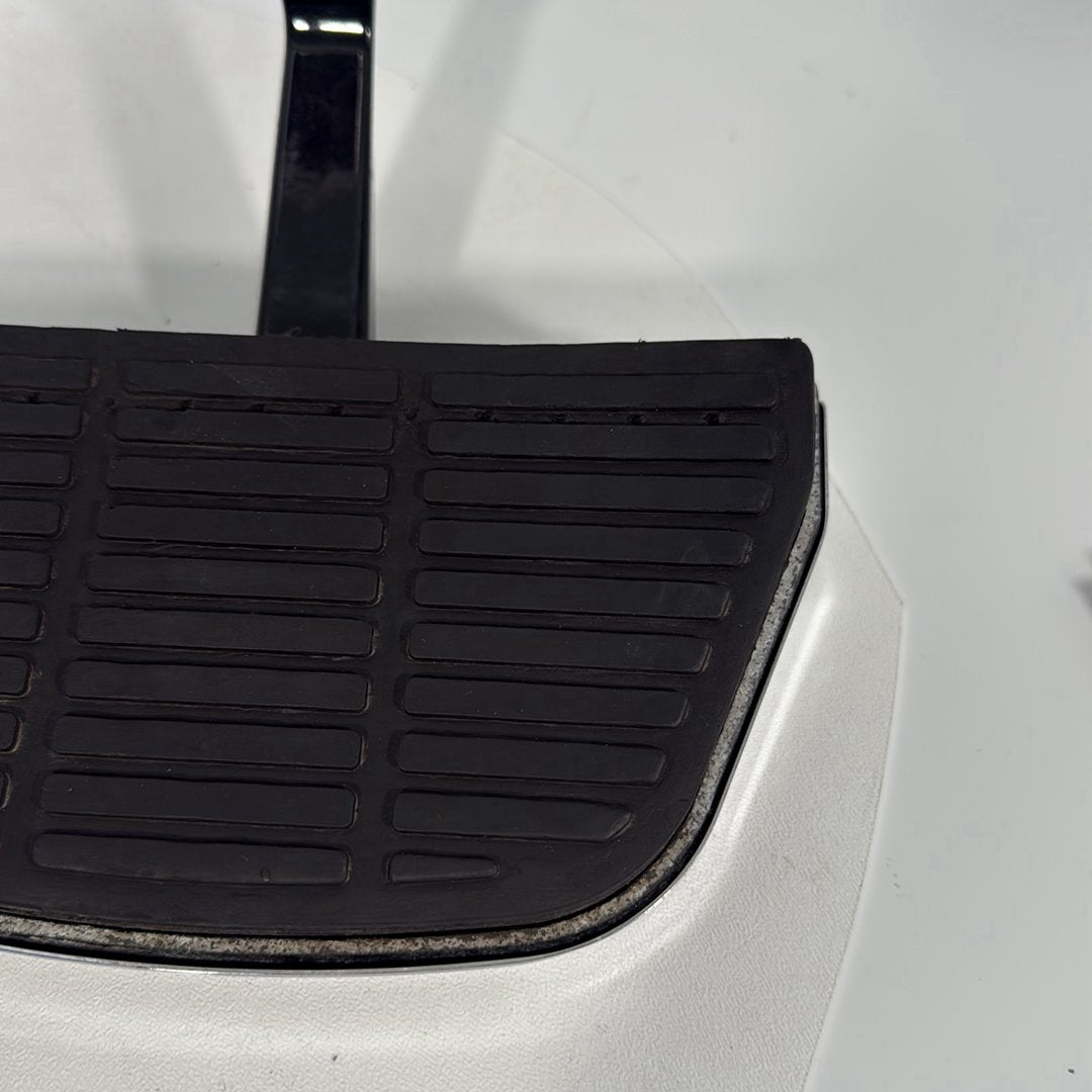 1999 - 2006 Harley-Davidson Touring Electra Glide Classic Left & Right Passenger Floorboard Foot Rest 52719-93B