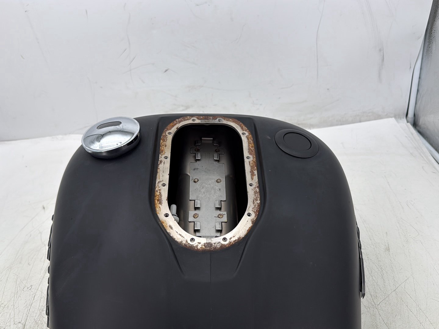 2007 Harley Dyna Street Bob FXDBI OEM Fuel Gas Tank Gasoline Reservoir
