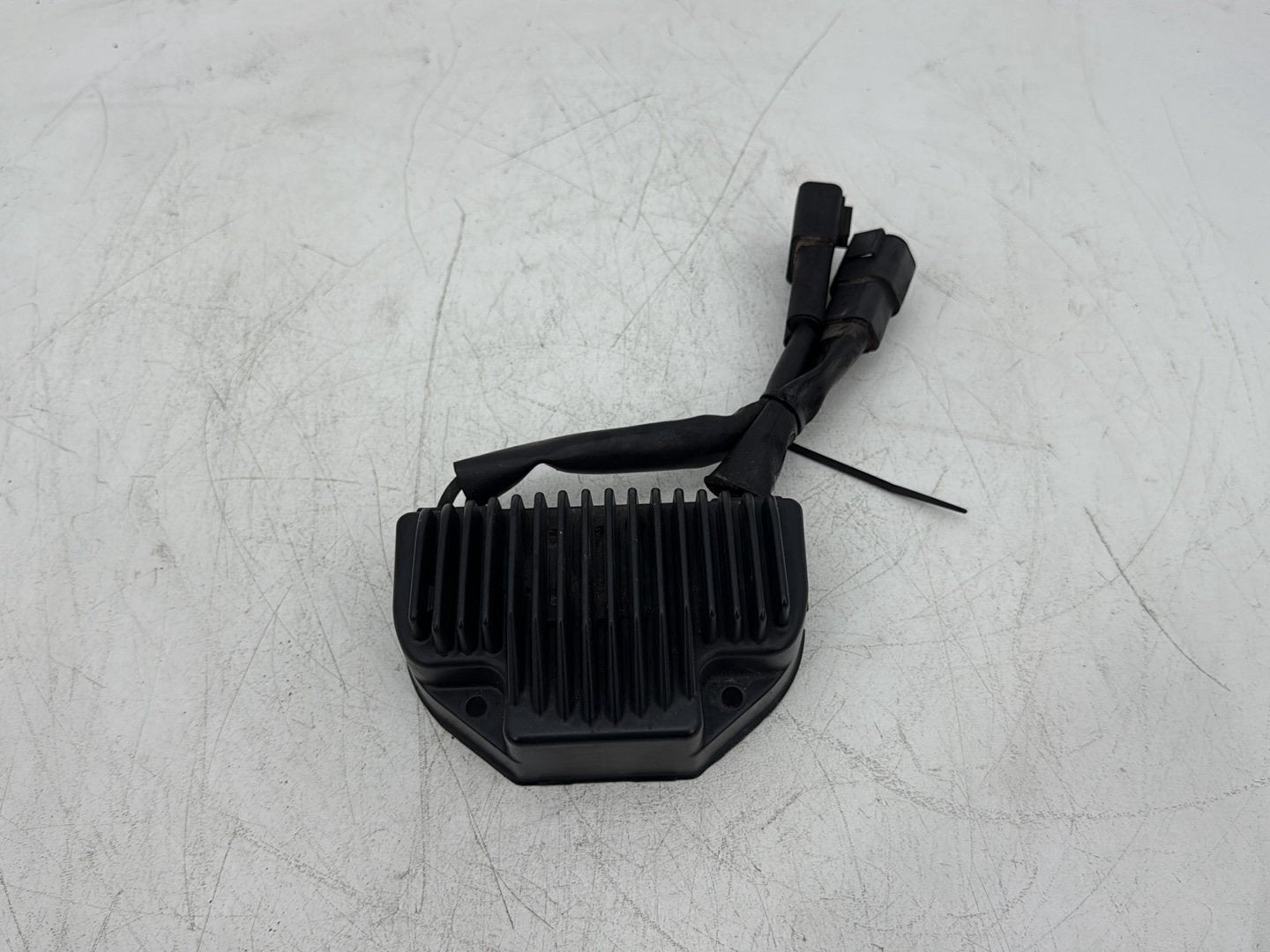 2005 Harley Dyna FXDWG Wide Glide OEM Voltage Regulator Rectifier